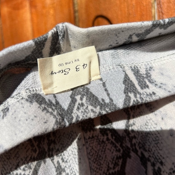 Super cute snakeskin flare pants - stretchy - comfy - NWOT - Picture 4 of 6